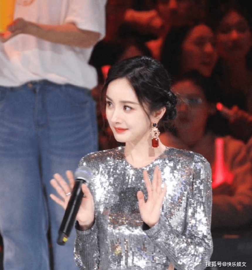 Dương Mịch gây sốt với nhan sắc 'không tuổi' - Ảnh 2.