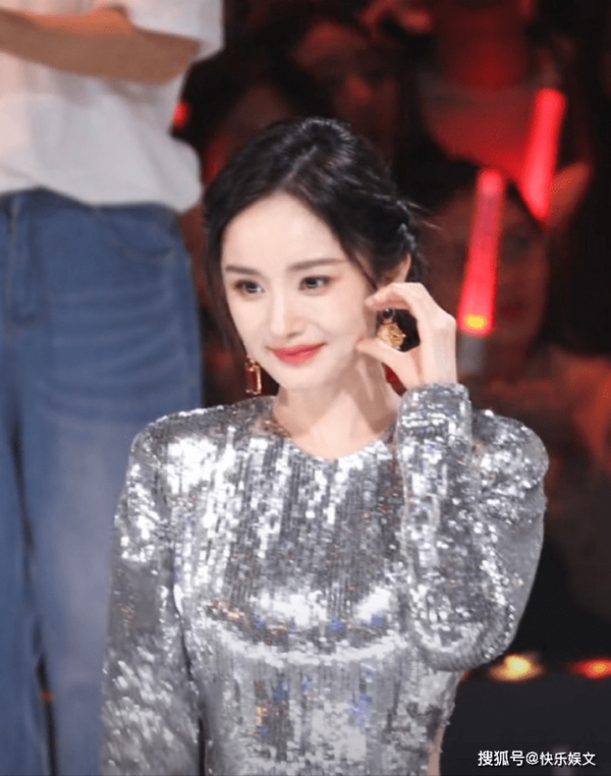 Dương Mịch gây sốt với nhan sắc 'không tuổi' - Ảnh 3.