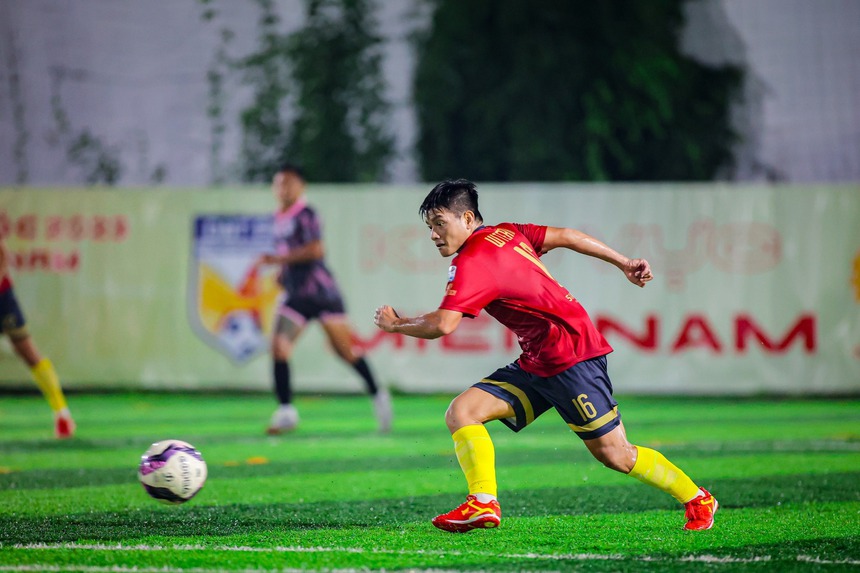 Xác định 4 đội vào bán kết giải "phủi" hàng đầu miền Nam - Ảnh 1.