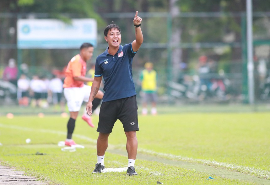 Tuổi 42, Huỳnh Kesley vẫn cực "dị" trên sân cỏ Việt - Ảnh 3.