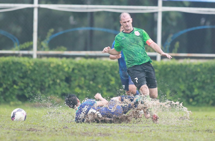 Tuổi 42, Huỳnh Kesley vẫn cực "dị" trên sân cỏ Việt - Ảnh 1.