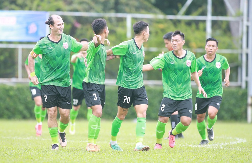 Tuổi 42, Huỳnh Kesley vẫn cực "dị" trên sân cỏ Việt - Ảnh 2.