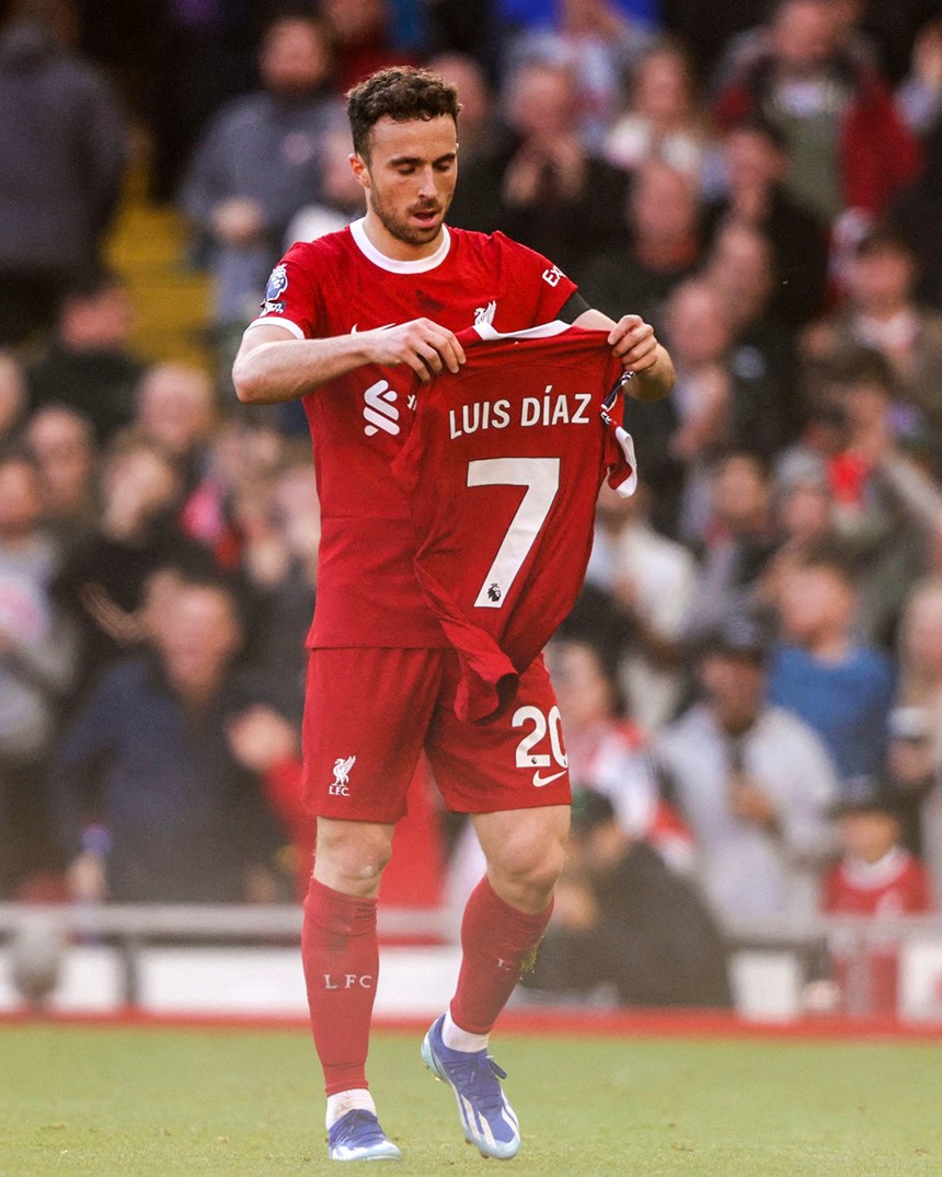 Lý do cảm động đằng sau màn giơ áo ăn mừng của sao Liverpool - Ảnh 2. Lý do cảm động đằng sau màn giơ áo ăn mừng của sao Liverpool - Ảnh 2.