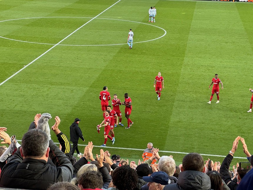 Lý do cảm động đằng sau màn giơ áo ăn mừng của sao Liverpool - Ảnh 4. Lý do cảm động đằng sau màn giơ áo ăn mừng của sao Liverpool - Ảnh 4.