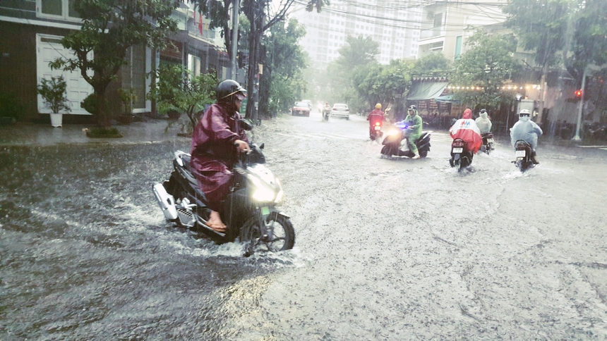 Mưa lớn ở Bắc và Trung Trung Bộ có khả năng kéo dài đến 1/11 - Ảnh 1.