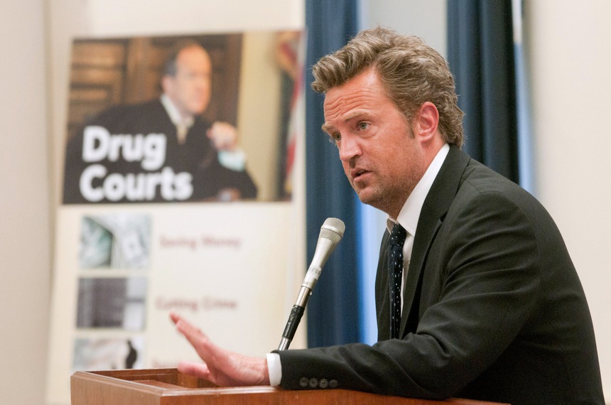 Matthew Perry, ngôi sao phim 'Friends' qua đời: 'Bạn bè, tình yêu, và…' - Ảnh 4.