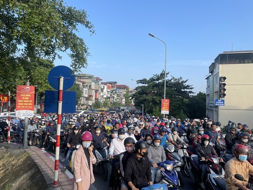 Hà Nội: Liên tiếp xảy ra tai nạn, gây ùn tắc giao thông - Ảnh 1.