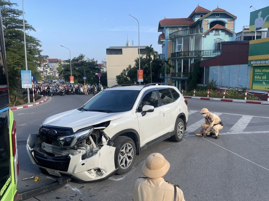 Hà Nội: Liên tiếp xảy ra tai nạn, gây ùn tắc giao thông - Ảnh 4.