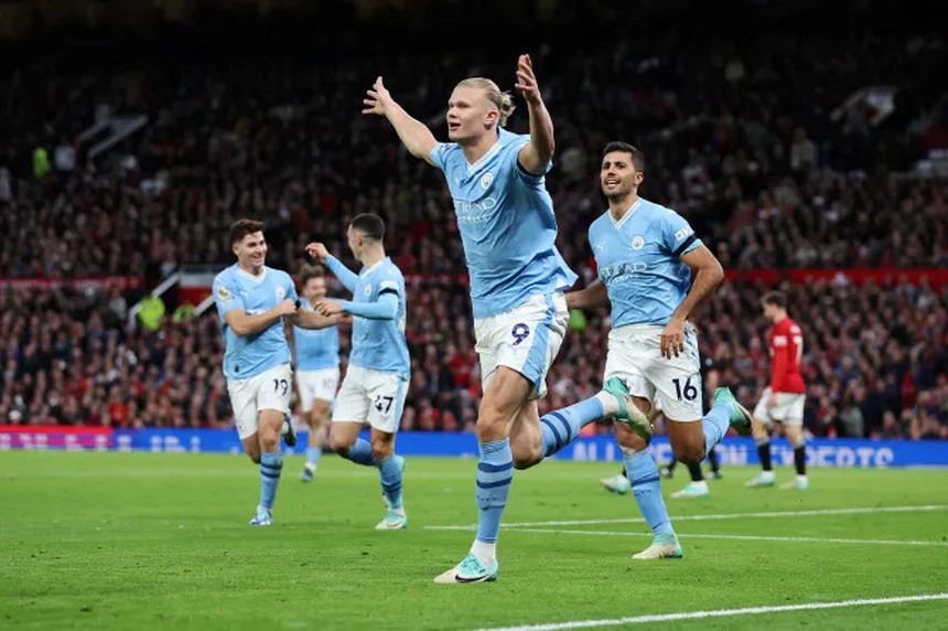 Ten Hag ra lệnh cho toàn đội ngồi im lặng và xem màn ăn mừng của Man City sau derby Manchester - Ảnh 3.