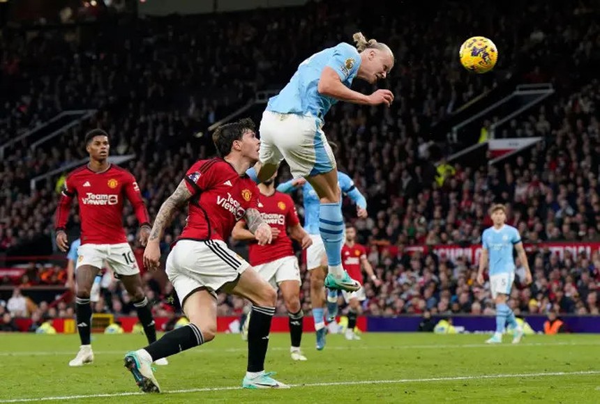 Ten Hag ra lệnh cho toàn đội ngồi im lặng và xem màn ăn mừng của Man City sau derby Manchester - Ảnh 5.