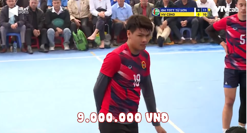 Đẳng cấp hội làng: VĐV cao hơn 2 mét nhận ngay gần chục triệu đồng chỉ sau một cú đánh bóng - Ảnh 3. Đẳng cấp hội làng: VĐV cao hơn 2 mét nhận ngay gần chục triệu đồng chỉ sau một cú đánh bóng - Ảnh 3.