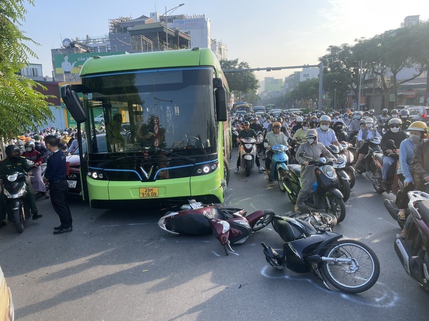 Hà Nội: Liên tiếp xảy ra tai nạn, gây ùn tắc giao thông - Ảnh 2.