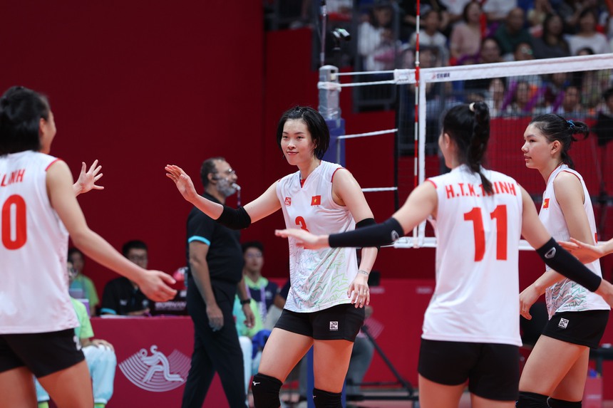 CĐV từ 'run rẩy', 'đau tim' đến vỡ òa khi bóng chuyền nữ Việt Nam làm nên lịch sử ở ASIAD - Ảnh 3.