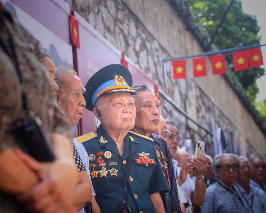 Trưng bày 'Sông Hồng cuộn sóng': Tái hiện những ngày gian khổ, hy sinh của quân, dân Thủ đô - Ảnh 3.