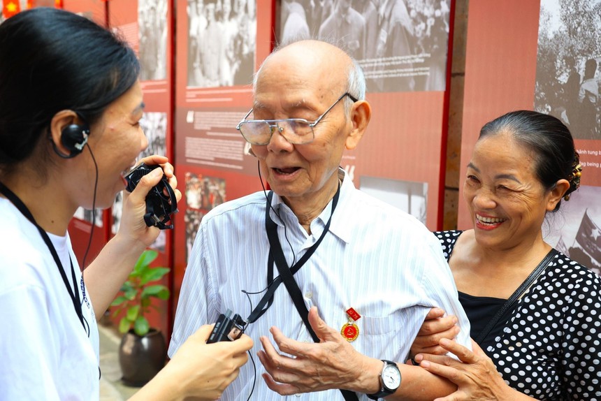 Trưng bày 'Sông Hồng cuộn sóng': Tái hiện những ngày gian khổ, hy sinh của quân, dân Thủ đô - Ảnh 2.