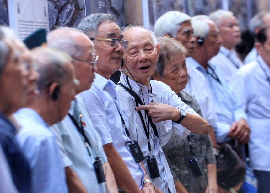 Trưng bày 'Sông Hồng cuộn sóng': Tái hiện những ngày gian khổ, hy sinh của quân, dân Thủ đô - Ảnh 4.
