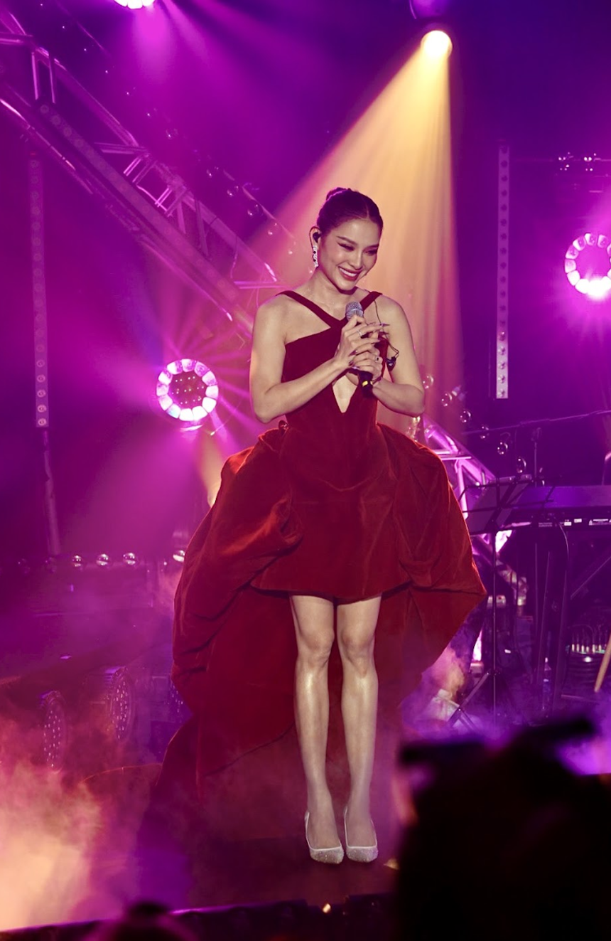 Con gái khóc khi nghe Phương Trinh Jolie hát - Ảnh 1. Con gái khóc khi nghe Phương Trinh Jolie hát - Ảnh 1.