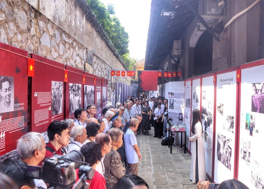Trưng bày 'Sông Hồng cuộn sóng': Tái hiện những ngày gian khổ, hy sinh của quân, dân Thủ đô - Ảnh 6.