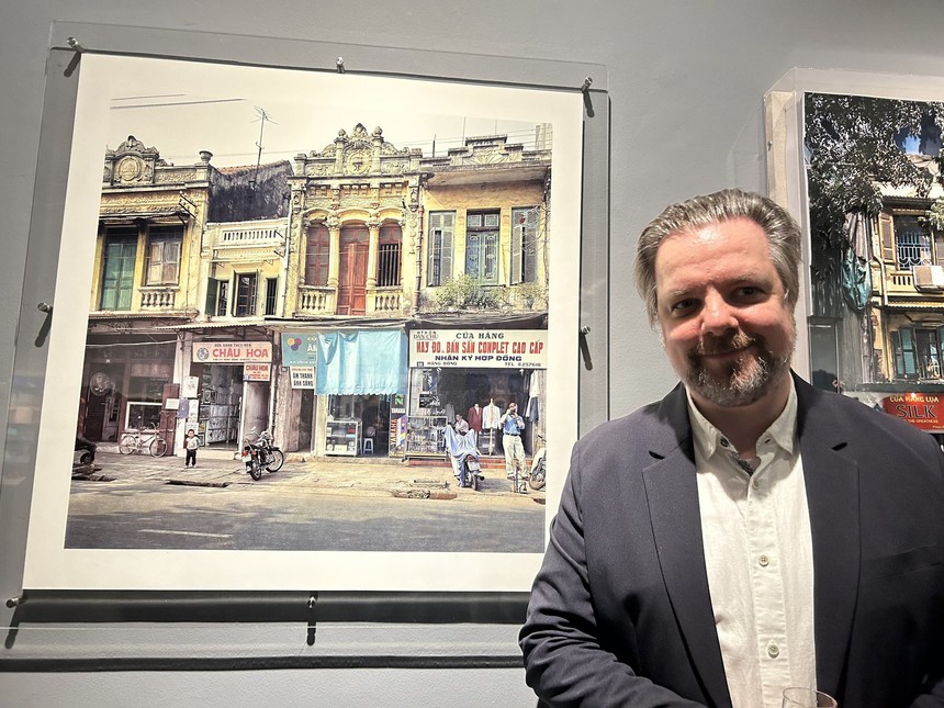 Đề cử Giải Bùi Xuân Phái - Vì tình yêu Hà Nội lần 16 - 2023 - Nhiếp ảnh gia William E. Crawford: 'Chụp ảnh Hà Nội như một nghiên cứu và ghi chép' - Ảnh 2. Đề cử Giải Bùi Xuân Phái - Vì tình yêu Hà Nội lần 16 - 2023 - Nhiếp ảnh gia William E. Crawford: 'Chụp ảnh Hà Nội như một nghiên cứu và ghi chép' - Ảnh 2.