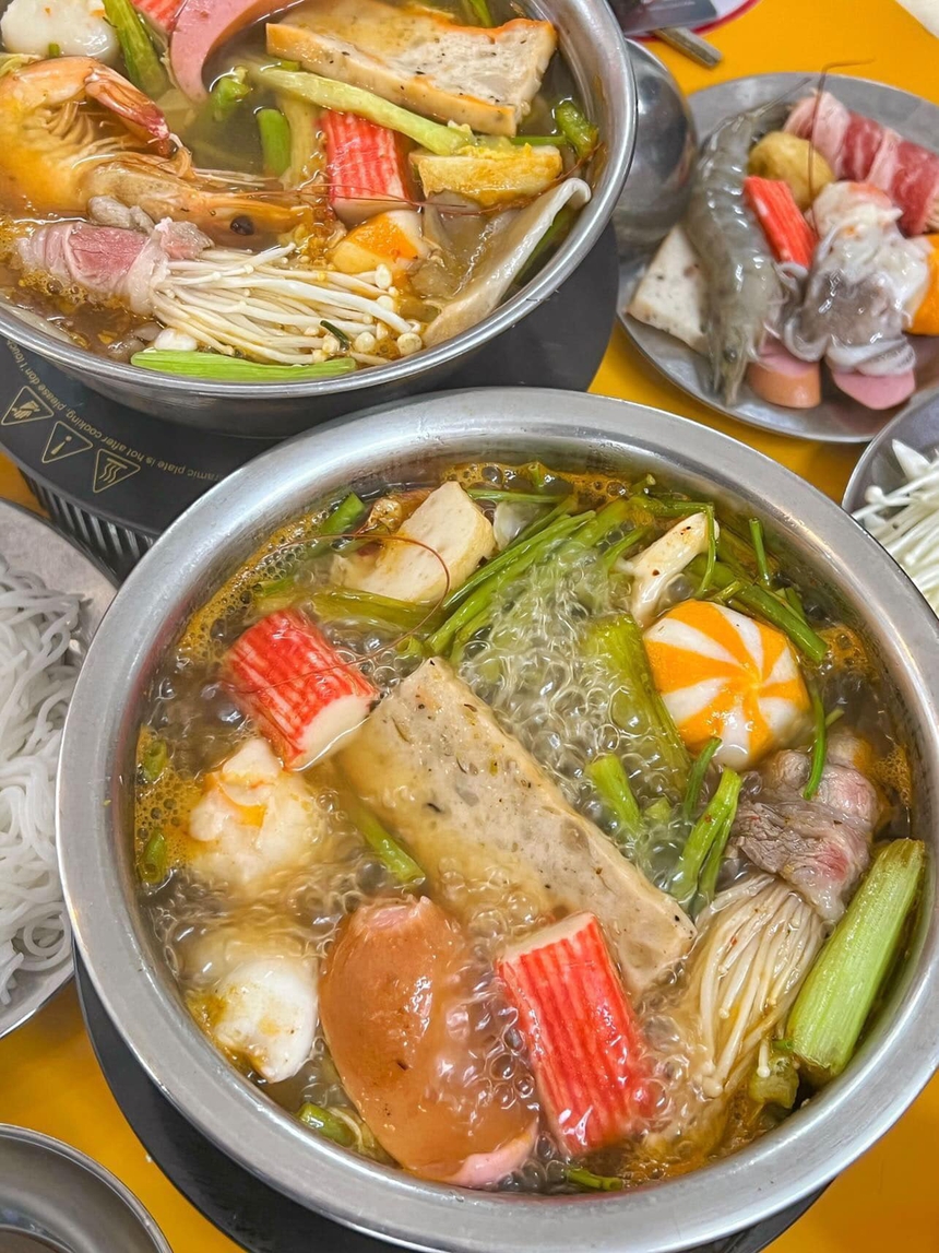 10 quán lẩu cô đơn được giới trẻ Sài Gòn tấp nập ghé đến, đi nhóm hay một mình đều được - Ảnh 2.
