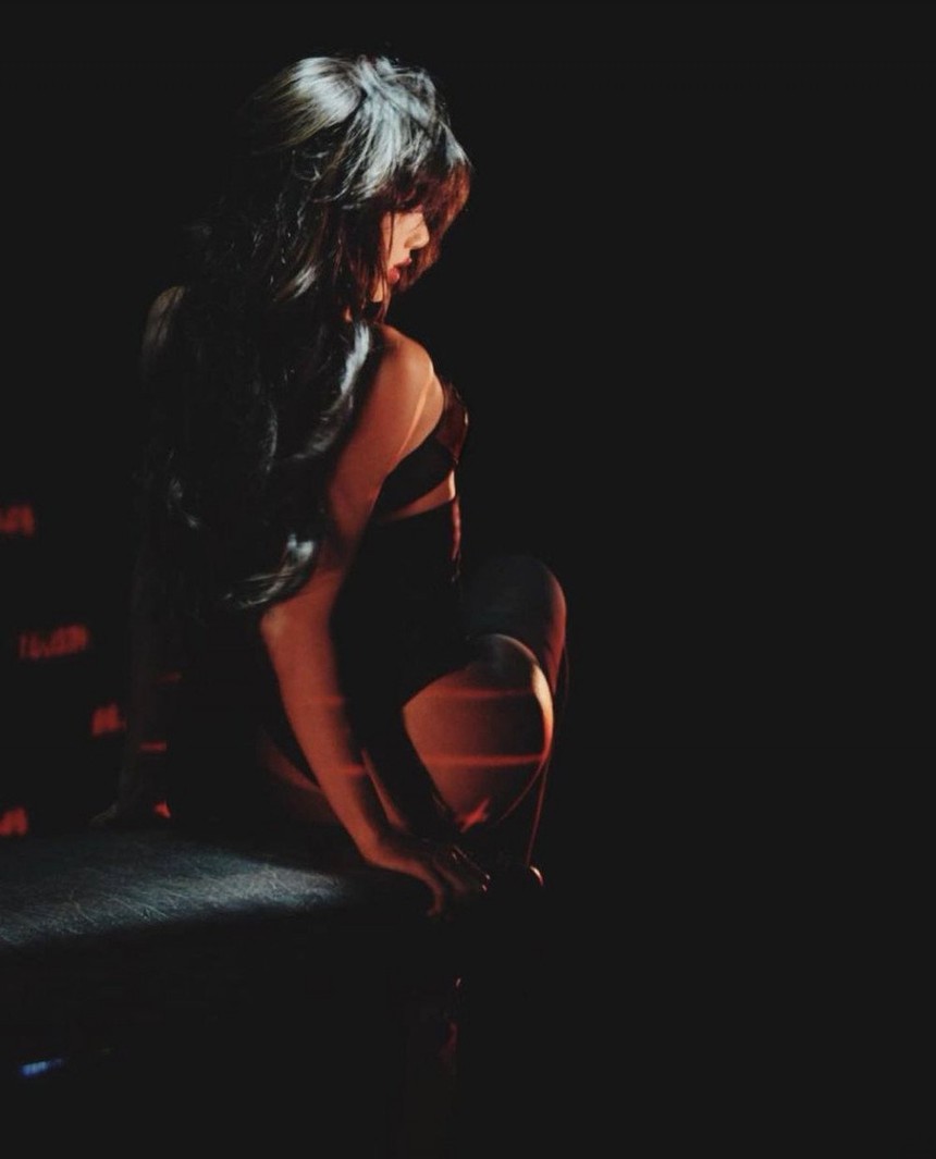 Lisa Blackpink đăng ảnh tại Crazy Horse, fan Hàn đòi gỡ mác 'idol' - Ảnh 3. Lisa Blackpink đăng ảnh tại Crazy Horse, fan Hàn đòi gỡ mác 'idol' - Ảnh 3.