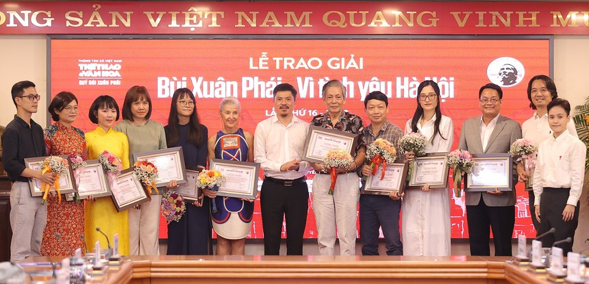 Giải thưởng Bùi Xuân Phái - Vì tình yêu Hà Nội lần 16-2023: Đạo diễn Đặng Nhật Minh được vinh danh Giải thưởng Lớn  - Ảnh 1.