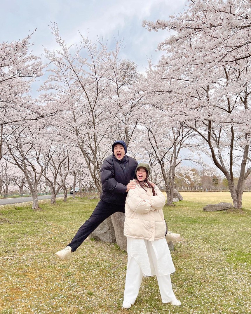 Gu thời trang đồng điệu của vợ chồng Đông Nhi - Ông Cao Thắng - Ảnh 3.