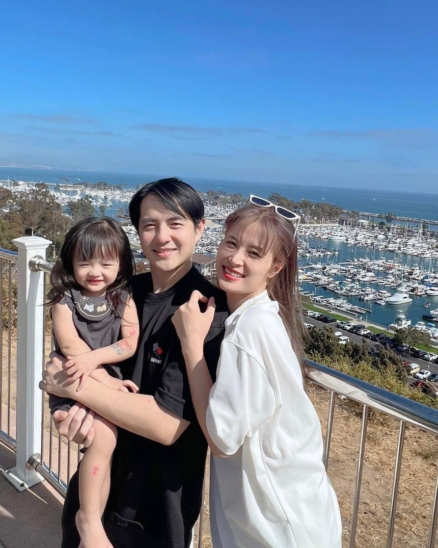 Gu thời trang đồng điệu của vợ chồng Đông Nhi - Ông Cao Thắng - Ảnh 7.