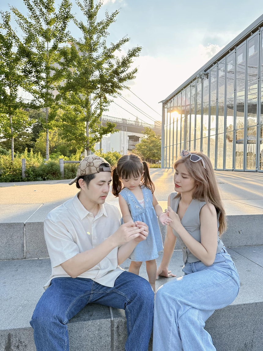 Gu thời trang đồng điệu của vợ chồng Đông Nhi - Ông Cao Thắng - Ảnh 6.