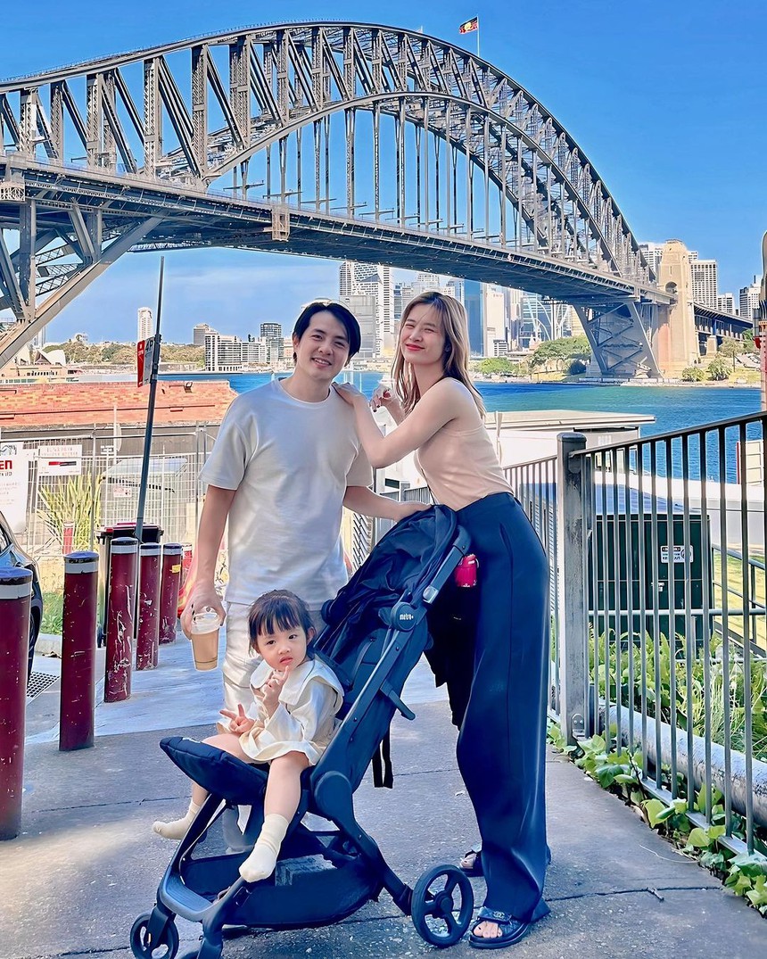 Gu thời trang đồng điệu của vợ chồng Đông Nhi - Ông Cao Thắng - Ảnh 10.