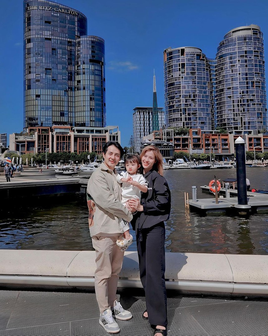 Gu thời trang đồng điệu của vợ chồng Đông Nhi - Ông Cao Thắng - Ảnh 5.