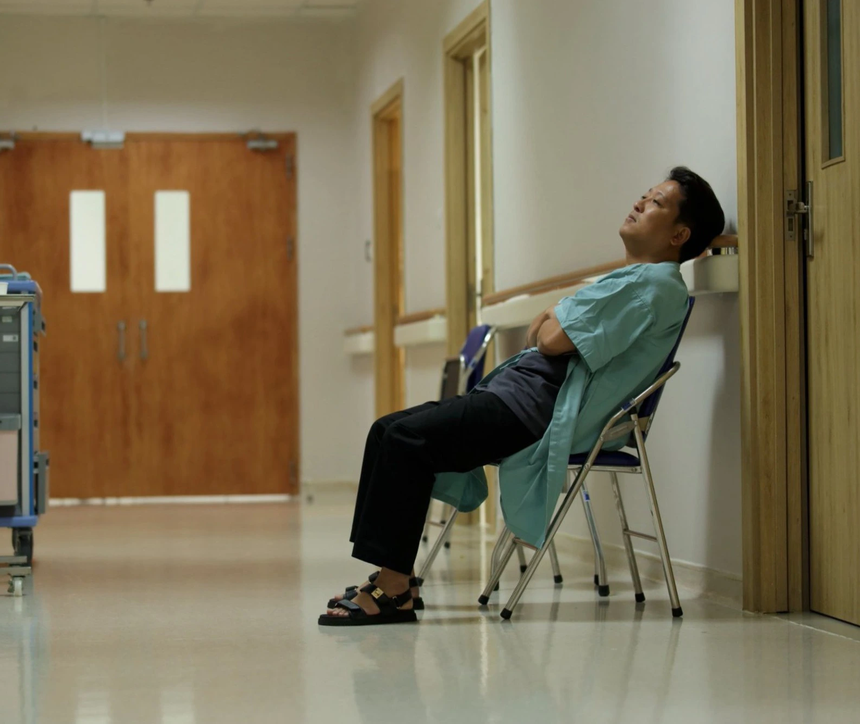 Trường Giang 'nín thở' chờ ngoài phòng đẻ, Nhã Phương rơi nước mắt khoảnh khắc 'đón' con - Ảnh 3.