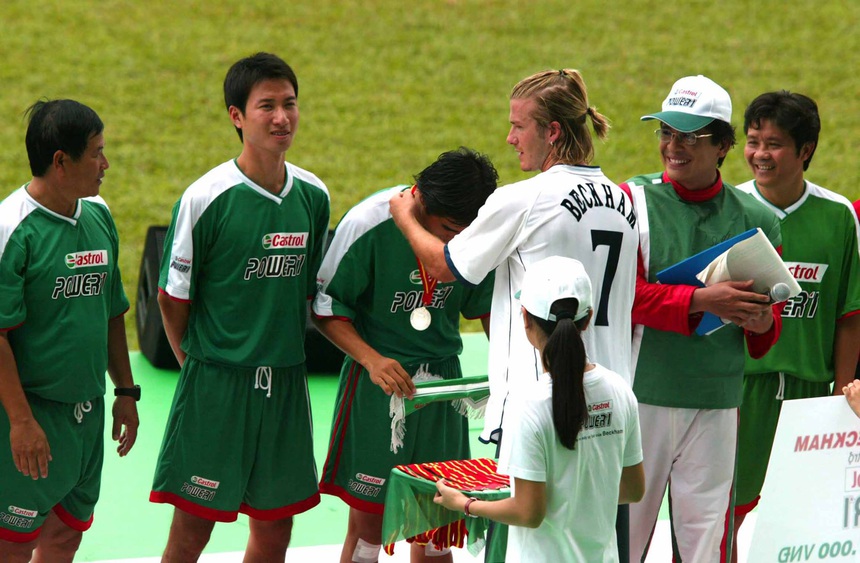 Siêu sao David Beckham lần đầu tới Việt Nam đã gây sốt, ngồi xe mui trần thực hiện tuyệt kỹ khiến fan nữ mê mẩn - Ảnh 2.