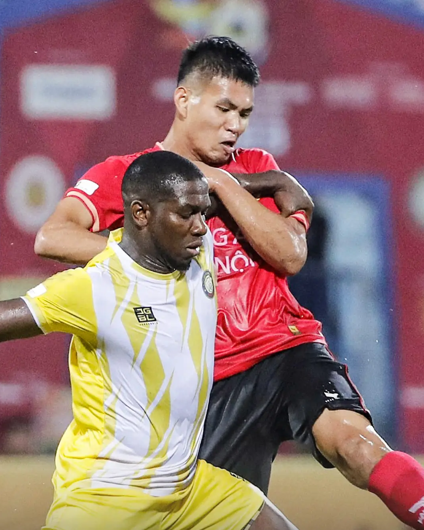 Vua phá lưới V-League khẳng định mình ở xứ Thanh - Ảnh 1. Vua phá lưới V-League khẳng định mình ở xứ Thanh - Ảnh 1.