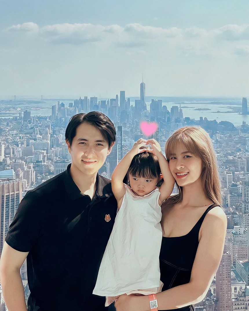 Gu thời trang đồng điệu của vợ chồng Đông Nhi - Ông Cao Thắng - Ảnh 4.