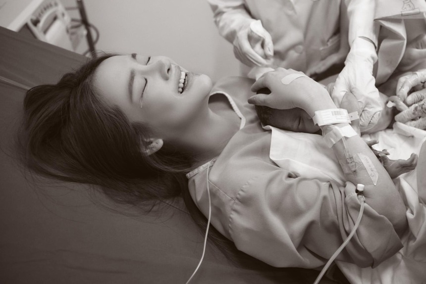 Trường Giang 'nín thở' chờ ngoài phòng đẻ, Nhã Phương rơi nước mắt khoảnh khắc 'đón' con - Ảnh 4.