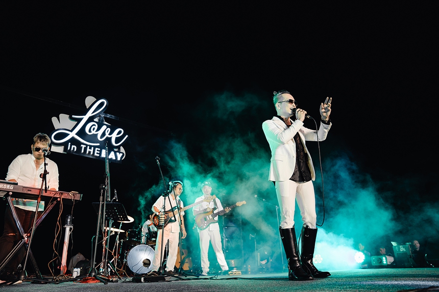 Vợ chồng Jimmii Nguyễn – Ngọc Phạm mang tình khúc thập niên 90 đến minishow Love in the Bay - Ảnh 1. Vợ chồng Jimmii Nguyễn – Ngọc Phạm mang tình khúc thập niên 90 đến minishow Love in the Bay - Ảnh 1.