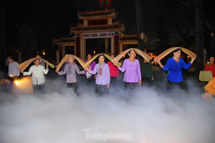 Tái hiện “chợ ma” Định Yên ở Đồng Tháp - Ảnh 1.