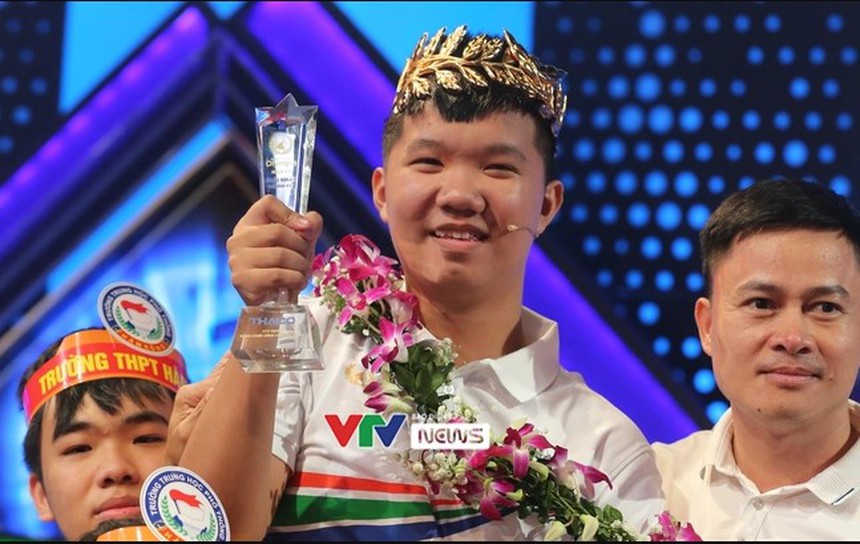 Chung kết Đường lên đỉnh Olympia 2023: Xuân Mạnh xuất sắc giành vòng nguyệt quế - Ảnh 3. Chung kết Đường lên đỉnh Olympia 2023: Xuân Mạnh xuất sắc giành vòng nguyệt quế - Ảnh 1.