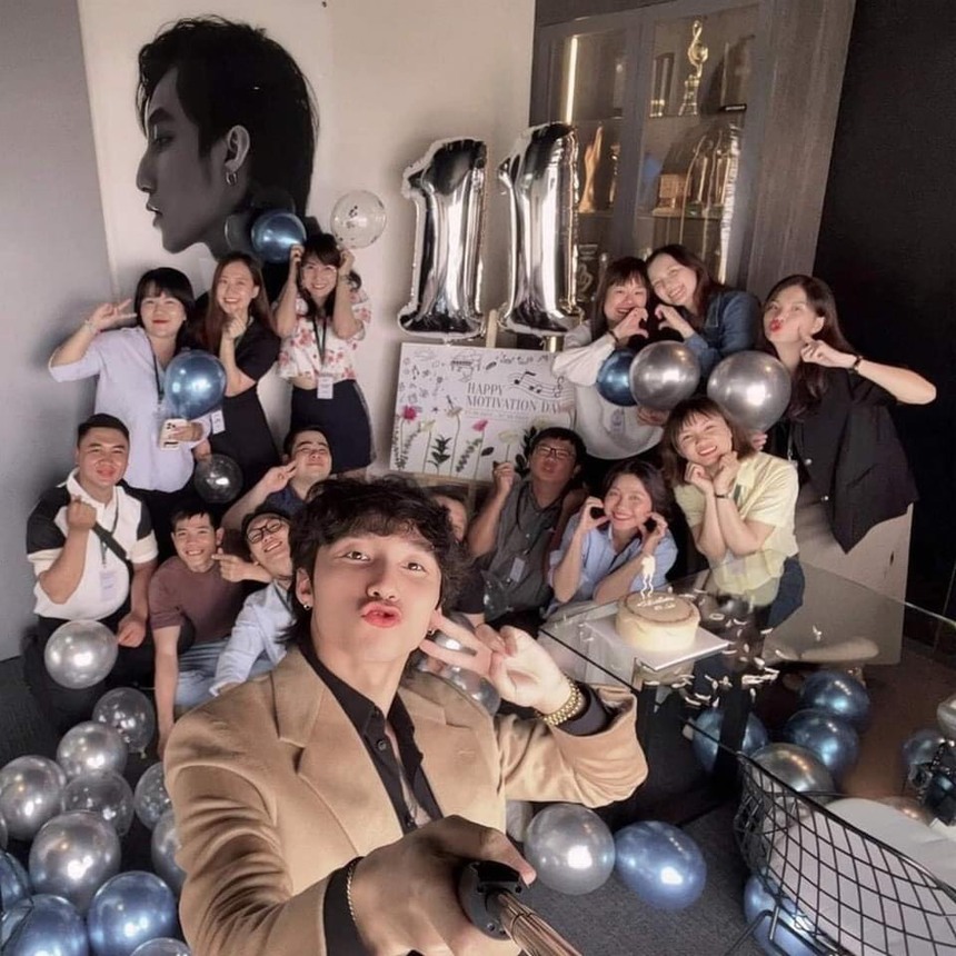 Sao Việt 8/10: Hải Tú lấp ló trong tiệc kỉ niệm của Sơn Tùng, Doãn Hải My bốc lửa khi diện đồ bơi đôi với Đoàn Văn Hậu - Ảnh 1. Sao Việt 8/10: Hải Tú lấp ló trong tiệc kỉ niệm của Sơn Tùng, Doãn Hải My bốc lửa khi diện đồ bơi đôi với Đoàn Văn Hậu - Ảnh 1.