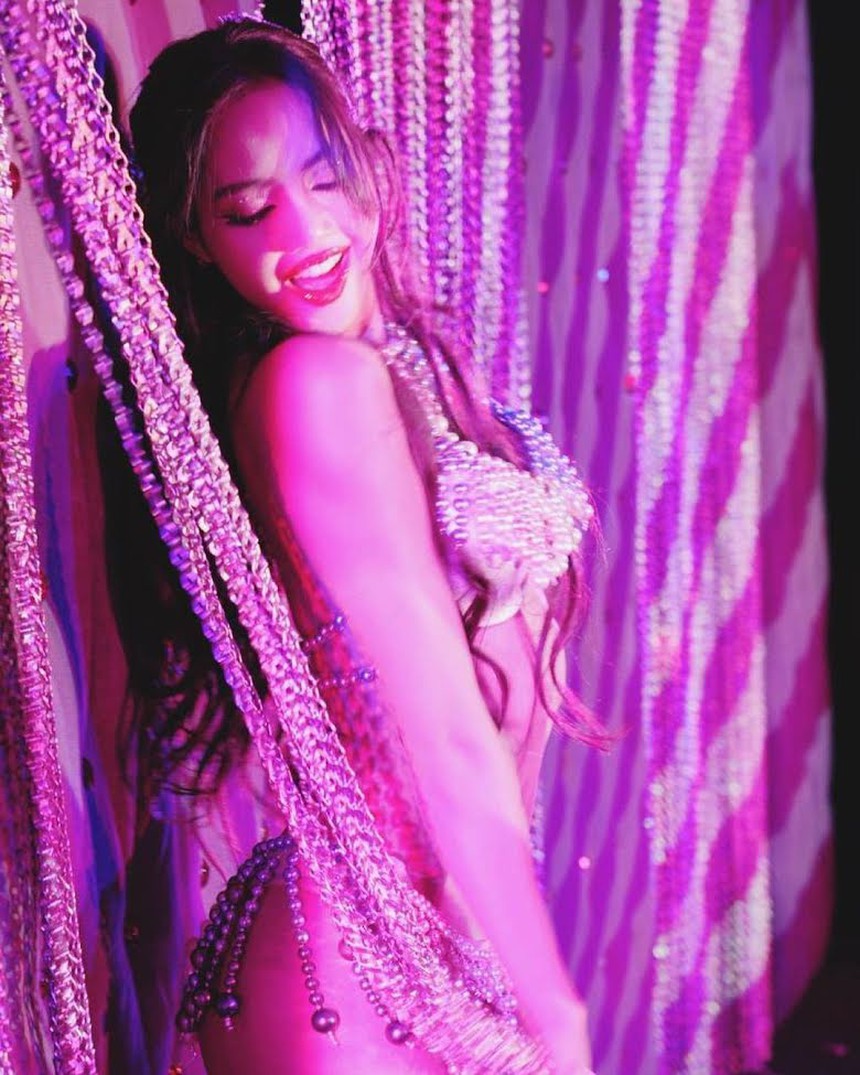 Giá trị hợp đồng của Lisa có thể lên tới hơn 1.800 tỷ đồng, khó được xem Blackpink đầy đủ trong tương lai - Ảnh 4. Giá trị hợp đồng của Lisa có thể lên tới hơn 1.800 tỷ đồng, khó được xem Blackpink đầy đủ trong tương lai - Ảnh 4.