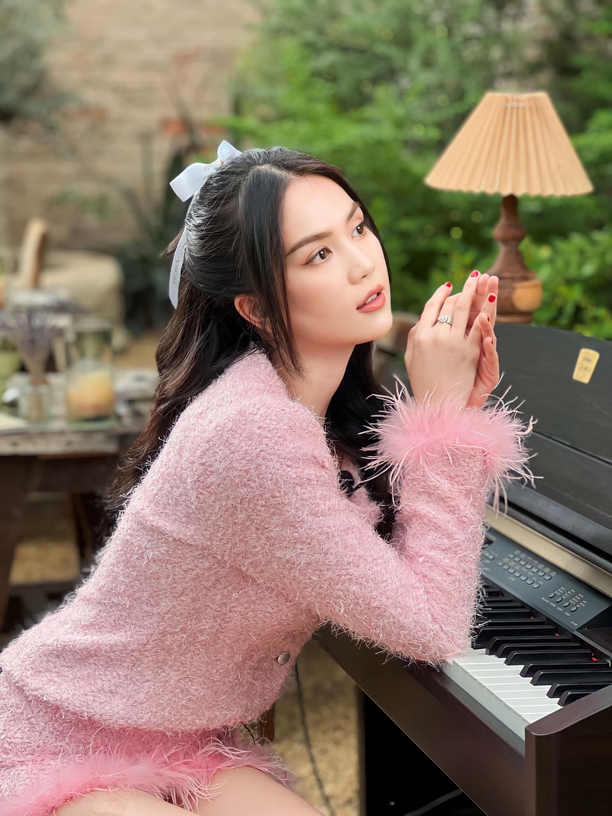 Công an xác minh người mẫu thả 2 tay đi xe phân khối lớn, dân mạng đồng loạt gọi tên Ngọc Trinh - Ảnh 6.