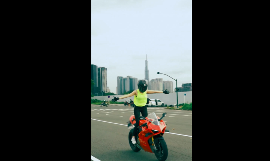 Công an xác minh người mẫu thả 2 tay đi xe phân khối lớn, dân mạng đồng loạt gọi tên Ngọc Trinh - Ảnh 1.