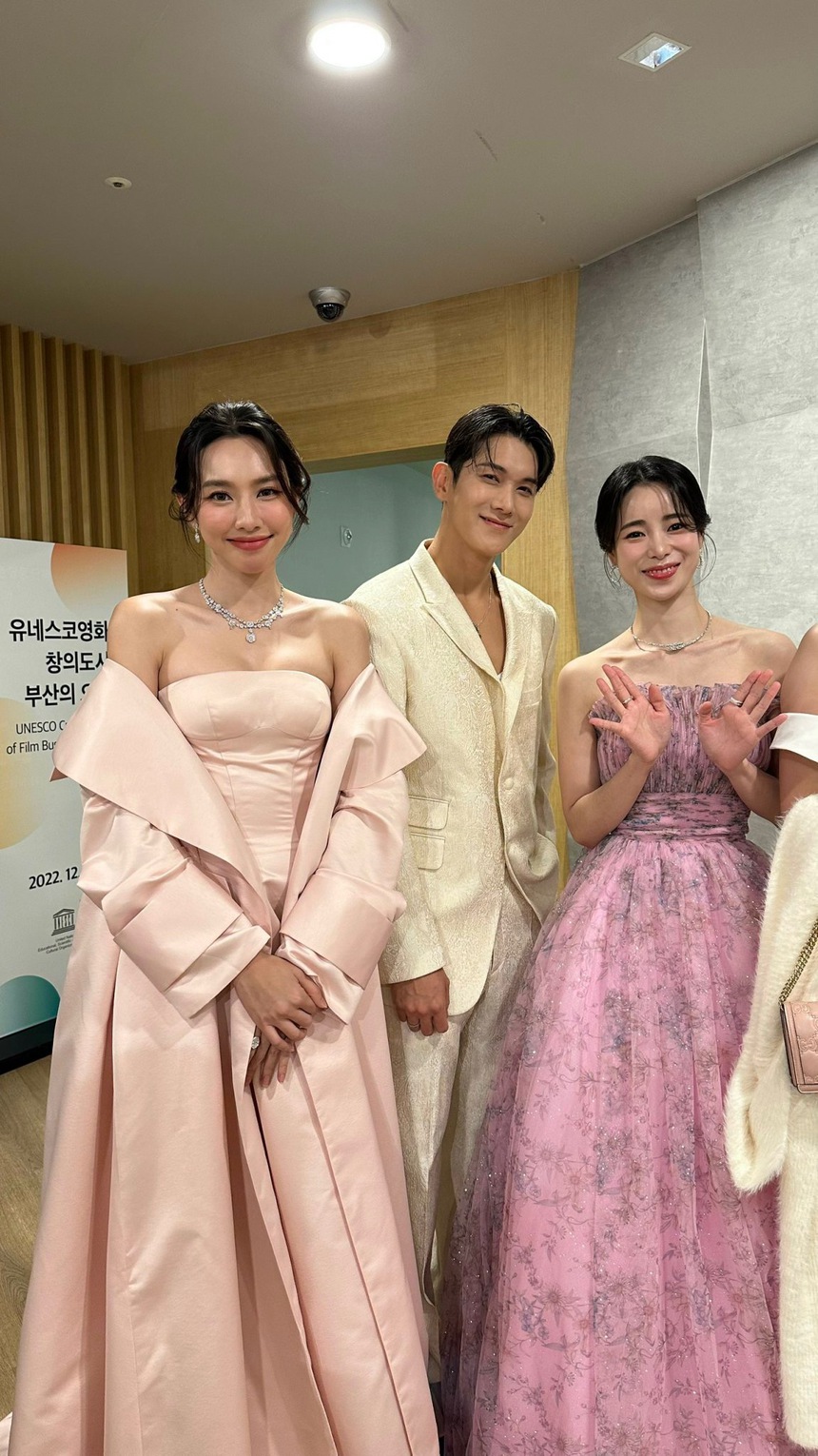 Sao Việt 9/10: Ảnh năm 17 tuổi của Mỹ Tâm 'sốt' trở lại, con gái Hà Hồ cosplay giống mẹ - Ảnh 5.