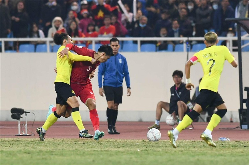 Đoàn Văn Hậu giật cùi chỏ cầu thủ Malaysia khiến fan Việt cũng sợ, bị 'tẩy chay' vì giữ thói quen ở V-League - Ảnh 3.