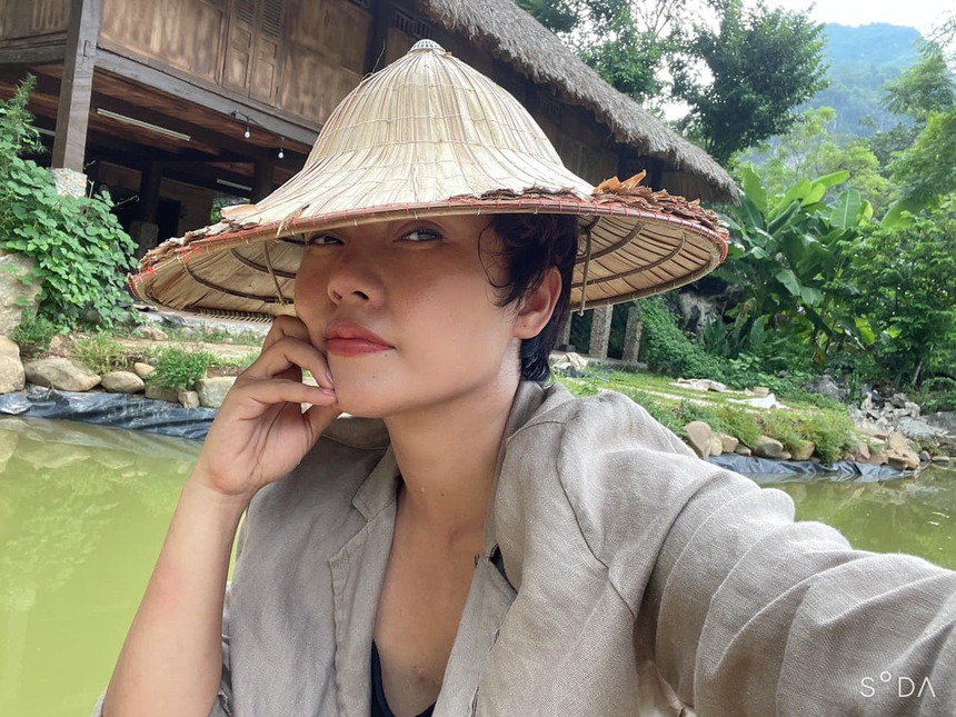 Ca sĩ Thái Thùy Linh: 'Thư thái khi làm nông dân tập sự' - Ảnh 5. Ca sĩ Thái Thùy Linh: 'Thư thái khi làm nông dân tập sự' - Ảnh 5.