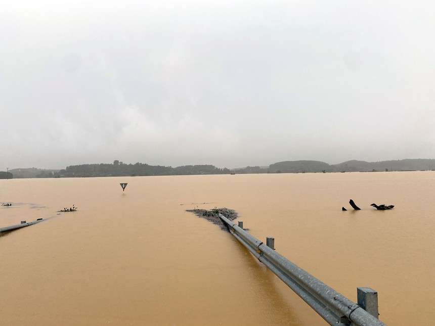 Mưa lũ làm 3 người chết, 1 người mất tích cùng nhiều thiệt hại nghiêm trọng - Ảnh 1.