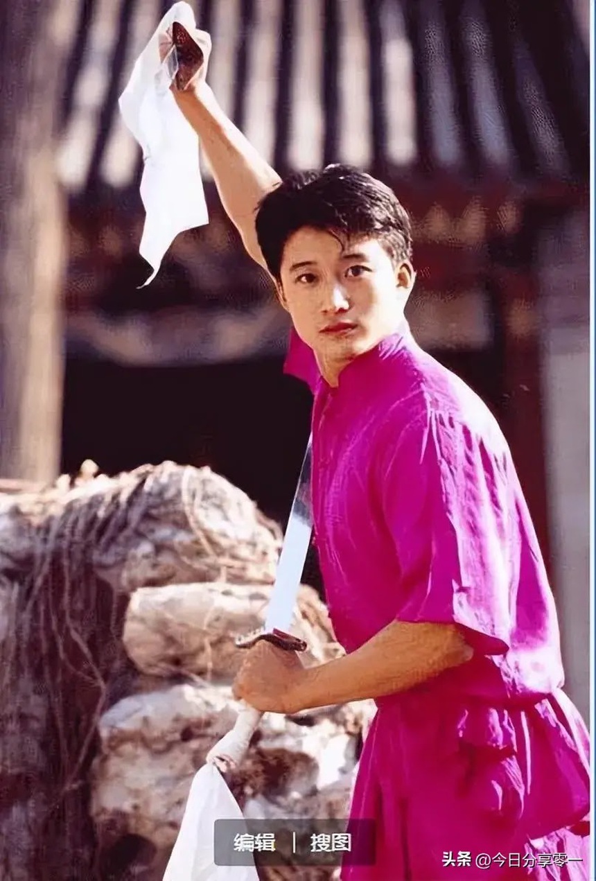 Con đường trở thành siêu sao của Ngô Kinh, từng 'gây bão' với loạt phim 'Chiến lang' - Ảnh 3. Con đường trở thành siêu sao của Ngô Kinh, từng 'gây bão' với loạt phim 'Chiến lang' - Ảnh 3.