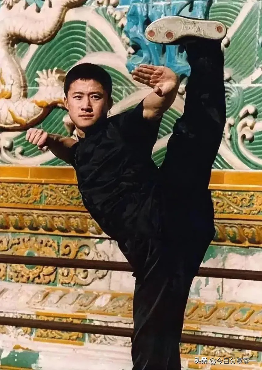 Con đường trở thành siêu sao của Ngô Kinh, từng 'gây bão' với loạt phim 'Chiến lang' - Ảnh 2. Con đường trở thành siêu sao của Ngô Kinh, từng 'gây bão' với loạt phim 'Chiến lang' - Ảnh 2.