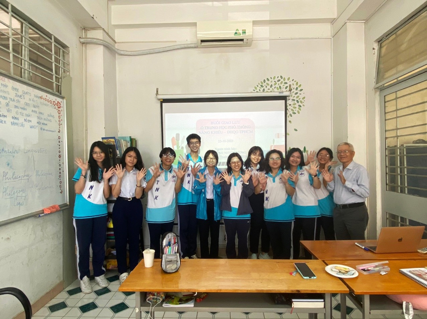 GS-TS Huỳnh Như Phương: Yêu, thương và 'có trách nhiệm' với văn chương - Ảnh 8. GS-TS Huỳnh Như Phương: Yêu, thương và 'có trách nhiệm' với văn chương - Ảnh 8.